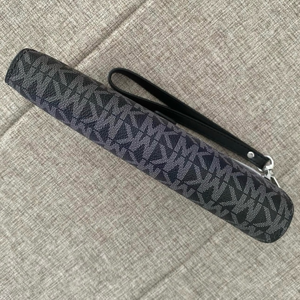 Michael Kors Jet Set Large Ombre Black Multi and white Signature Wristlet - Picture 3 of 5
